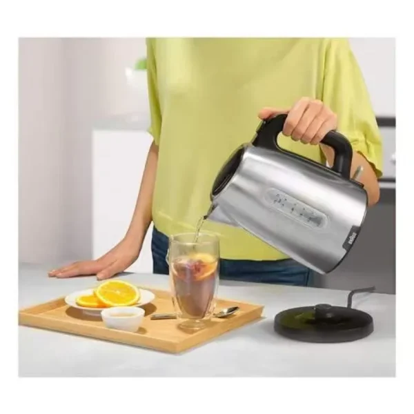 کتری برقی براون در حال استفاده